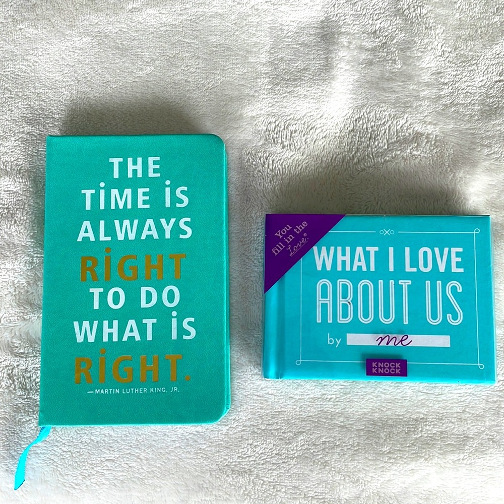 ☘️2/15☘️ Set of 2 small books